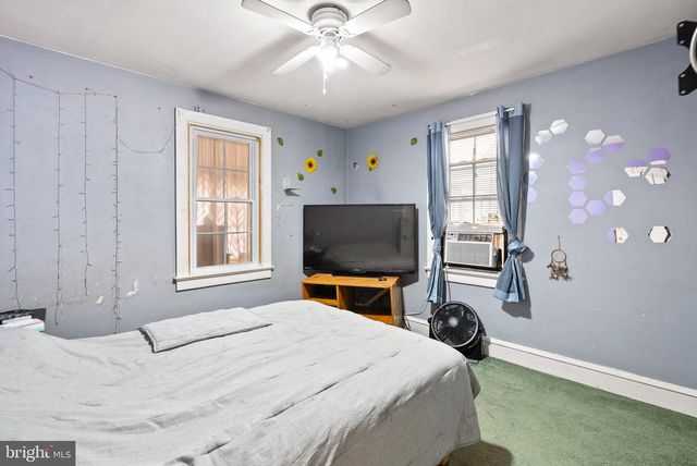 15 N POPLAR AVE, Maple Shade, NJ 08052
