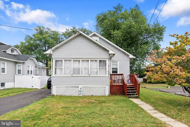 15 N POPLAR AVE, Maple Shade, NJ 08052