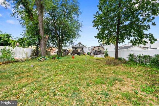 15 N POPLAR AVE, Maple Shade, NJ 08052