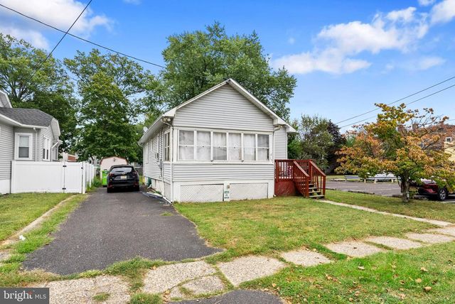 15 N POPLAR AVE, Maple Shade, NJ 08052