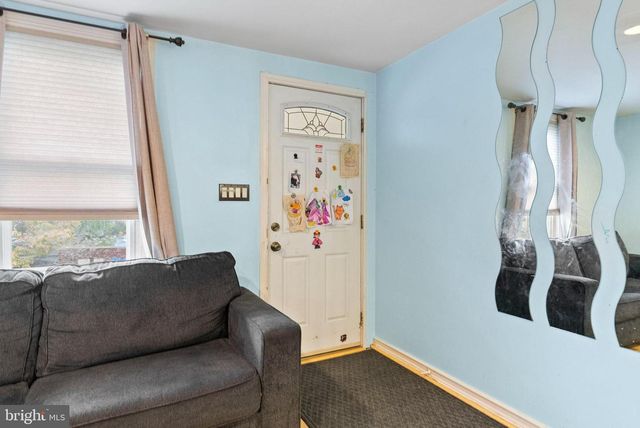 15 N POPLAR AVE, Maple Shade, NJ 08052