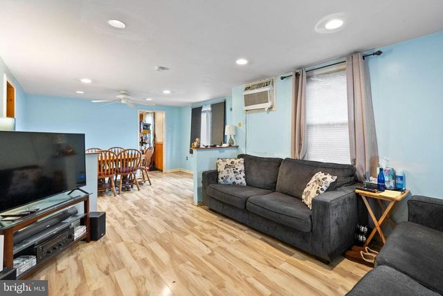15 N POPLAR AVE, Maple Shade, NJ 08052