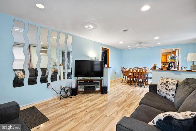 15 N POPLAR AVE, Maple Shade, NJ 08052