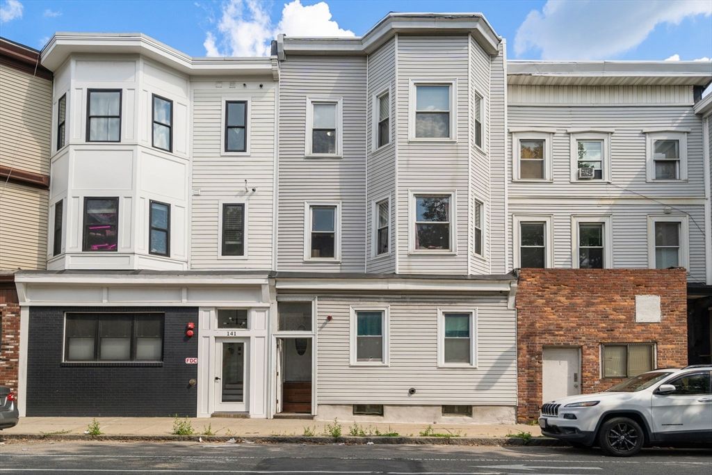 139 Chelsea St, Boston, MA 02128