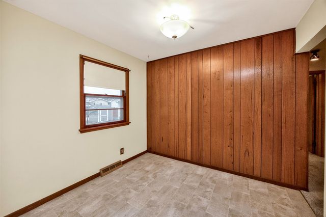 3500 Lindlavista Way, Des Moines, IA 50310