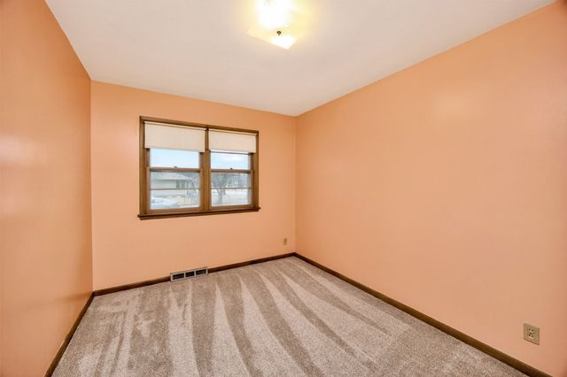 3500 Lindlavista Way, Des Moines, IA 50310