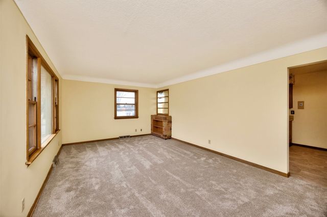 3500 Lindlavista Way, Des Moines, IA 50310