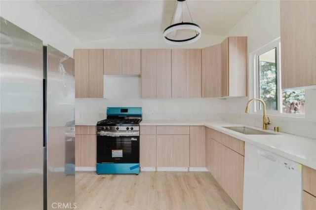 7704 Calvin Avenue, Reseda, CA 91335
