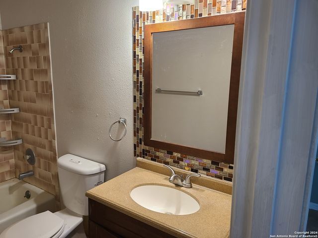 110 OAK KNOLL DR, San Antonio, TX 78228