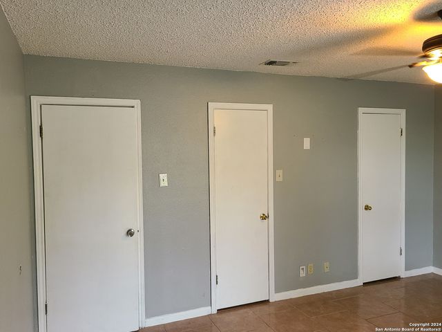 110 OAK KNOLL DR, San Antonio, TX 78228
