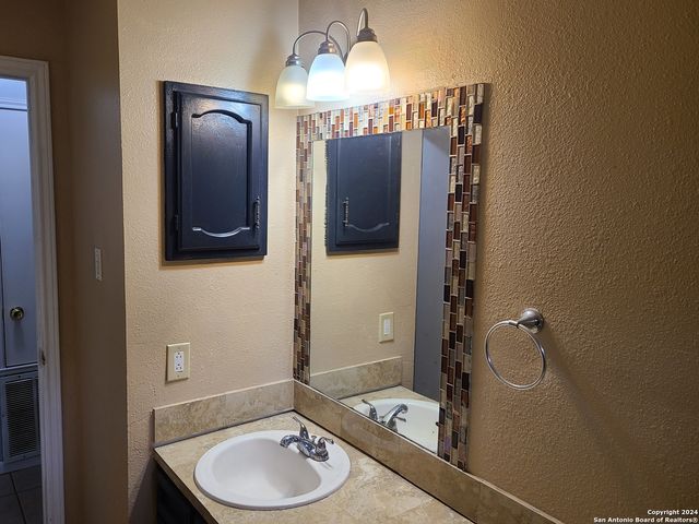110 OAK KNOLL DR, San Antonio, TX 78228