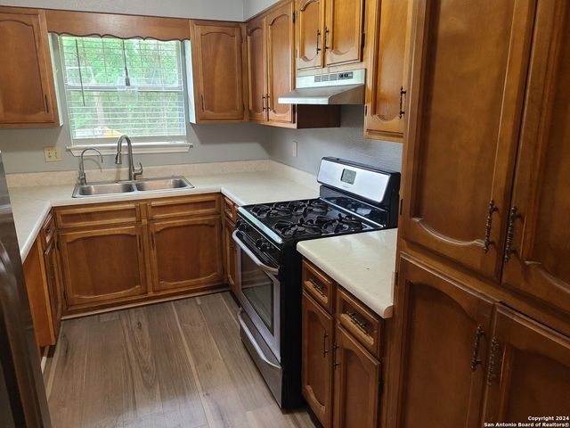 110 OAK KNOLL DR, San Antonio, TX 78228