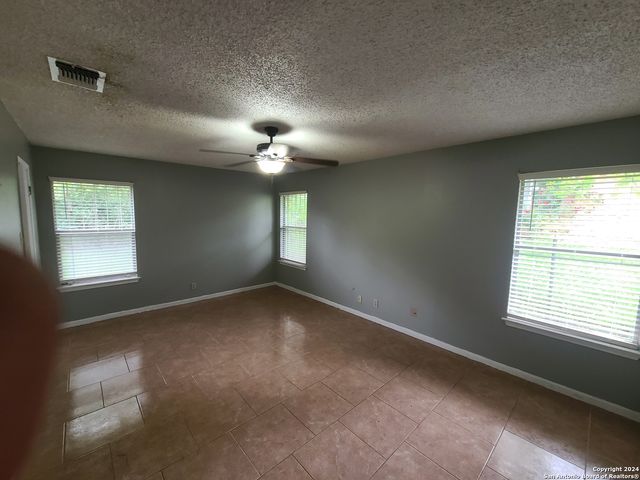 110 OAK KNOLL DR, San Antonio, TX 78228