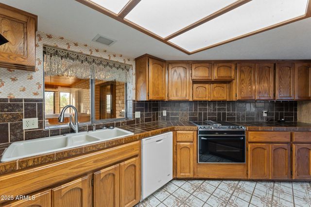 27610 W Gill Road, Morristown, AZ 85342