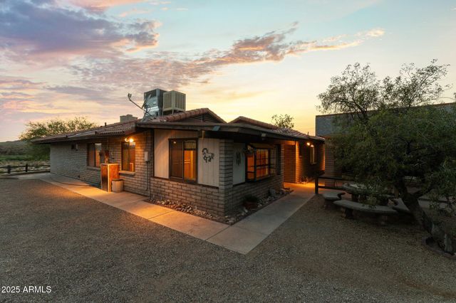 27610 W Gill Road, Morristown, AZ 85342