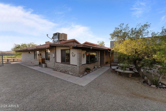 27610 W Gill Road, Morristown, AZ 85342