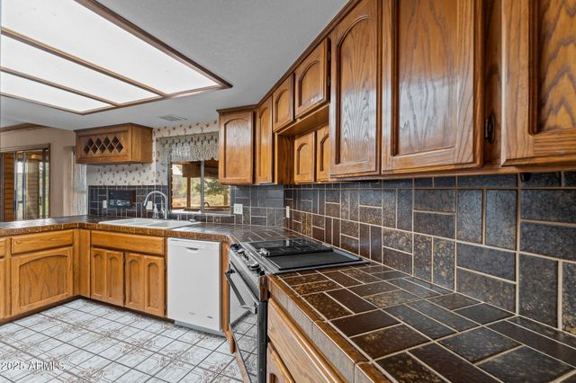 27610 W Gill Road, Morristown, AZ 85342