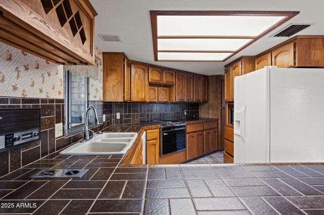 27610 W Gill Road, Morristown, AZ 85342