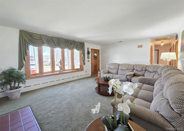 180 Carroll Avenue, Ronkonkoma, NY 11779