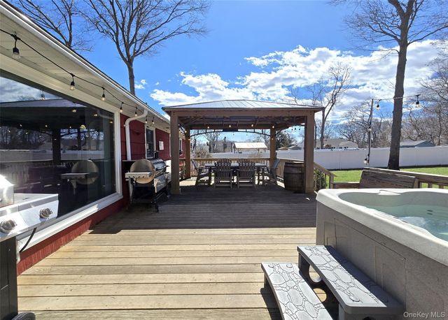 180 Carroll Avenue, Ronkonkoma, NY 11779