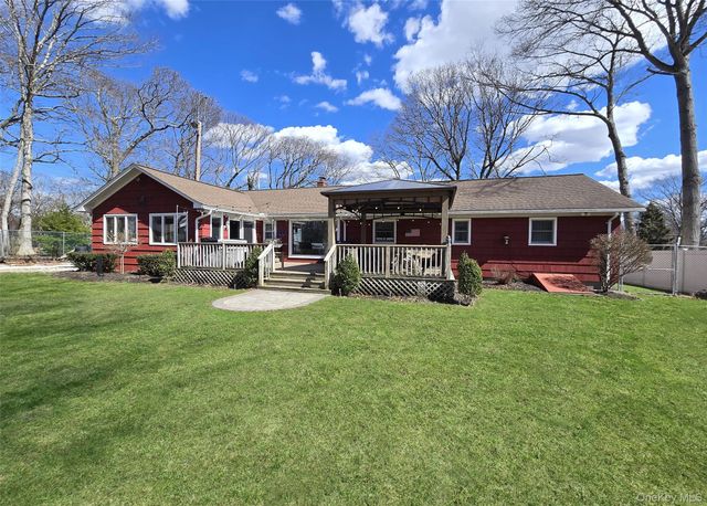 180 Carroll Avenue, Ronkonkoma, NY 11779