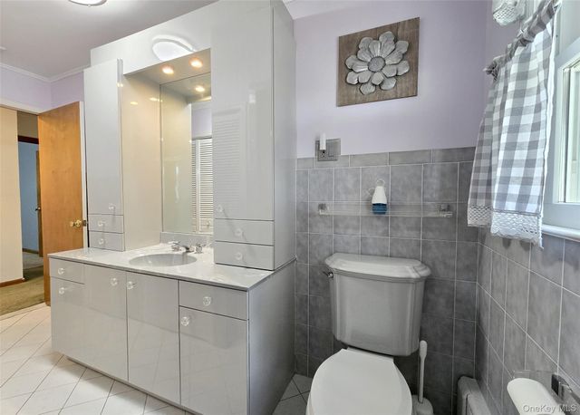 180 Carroll Avenue, Ronkonkoma, NY 11779