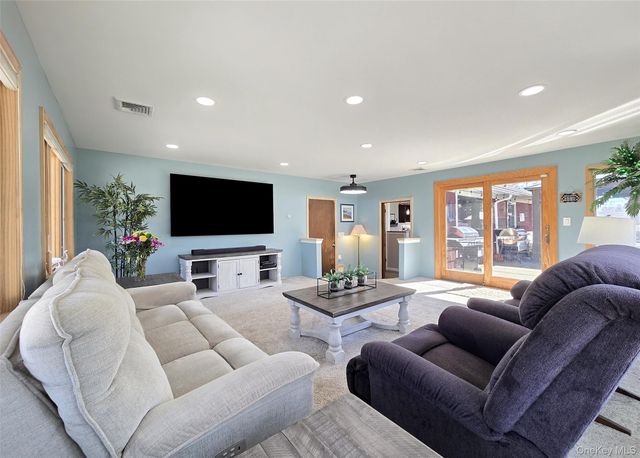 180 Carroll Avenue, Ronkonkoma, NY 11779