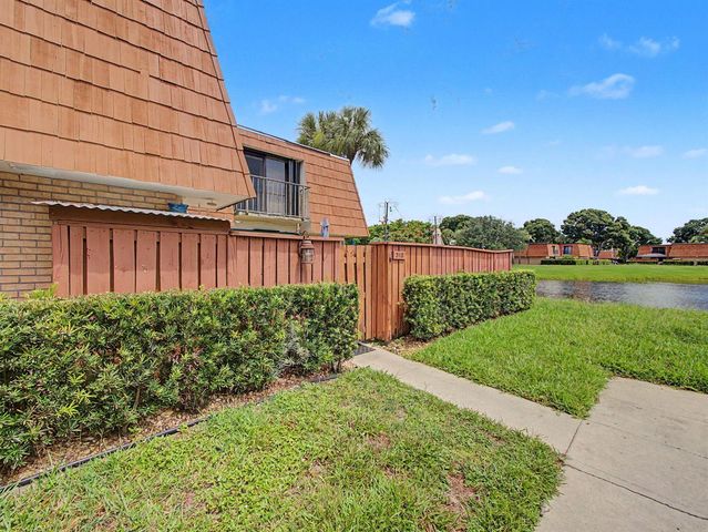 310 Buttonwood Lane B, Boynton Beach, FL 33436