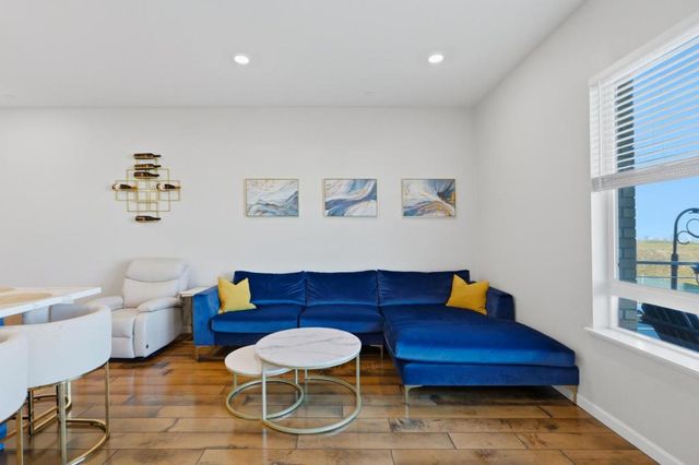 382 Llano De Los Robles Avenue 3, San Jose, CA 95136