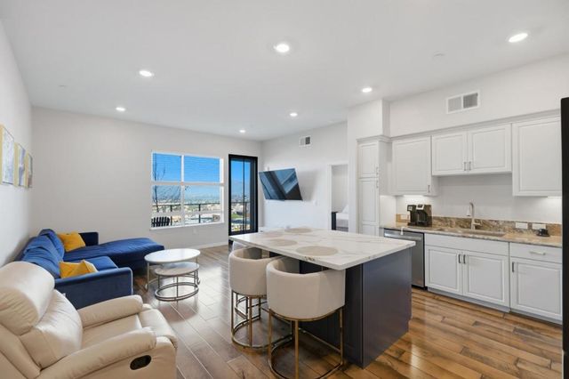 382 Llano De Los Robles Avenue 3, San Jose, CA 95136