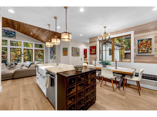 922 Sw SPELLING Pl, Cascade Locks, OR 97014