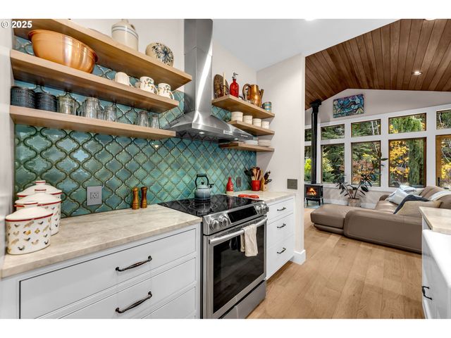 922 Sw SPELLING Pl, Cascade Locks, OR 97014