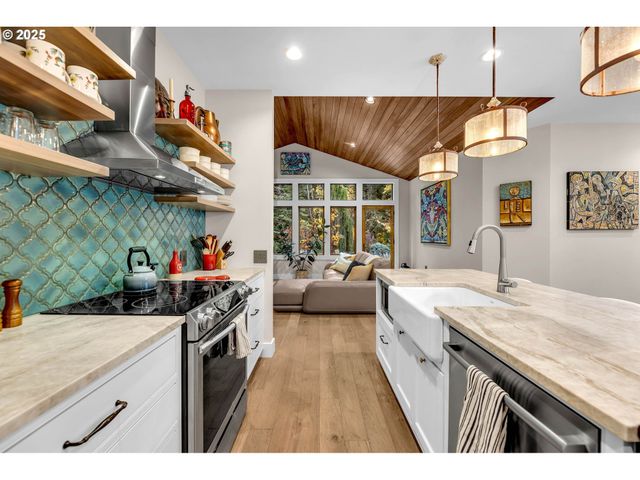 922 Sw SPELLING Pl, Cascade Locks, OR 97014