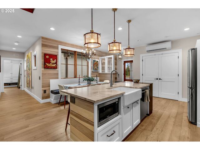 922 Sw SPELLING Pl, Cascade Locks, OR 97014