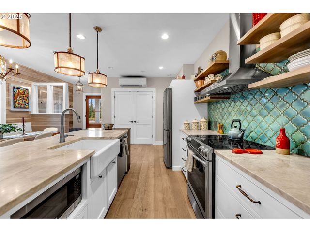 922 Sw SPELLING Pl, Cascade Locks, OR 97014