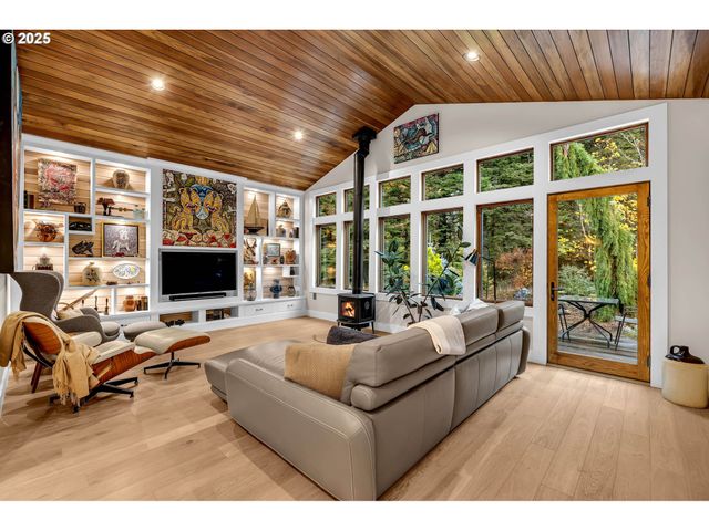 922 Sw SPELLING Pl, Cascade Locks, OR 97014