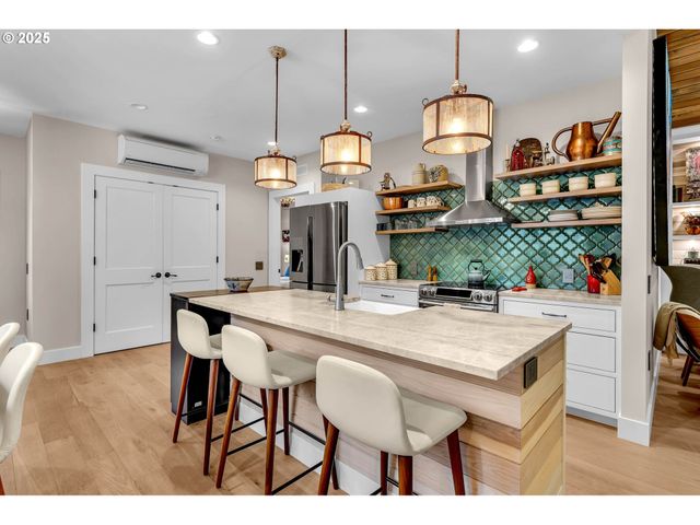 922 Sw SPELLING Pl, Cascade Locks, OR 97014