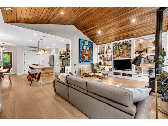 922 Sw SPELLING Pl, Cascade Locks, OR 97014