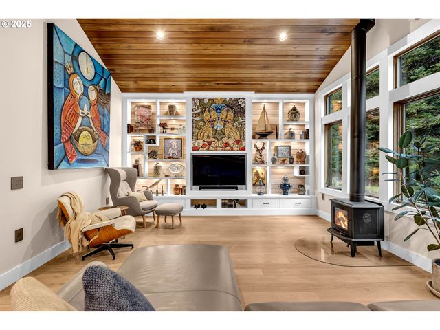 922 Sw SPELLING Pl, Cascade Locks, OR 97014