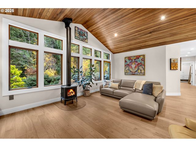 922 Sw SPELLING Pl, Cascade Locks, OR 97014