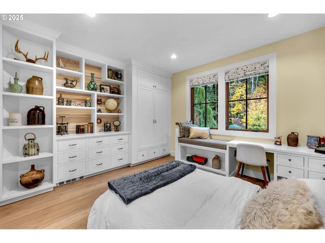 922 Sw SPELLING Pl, Cascade Locks, OR 97014