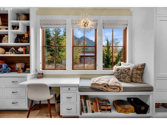 922 Sw SPELLING Pl, Cascade Locks, OR 97014