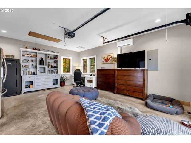 922 Sw SPELLING Pl, Cascade Locks, OR 97014