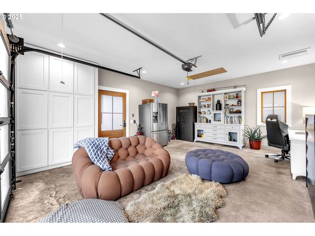 922 Sw SPELLING Pl, Cascade Locks, OR 97014