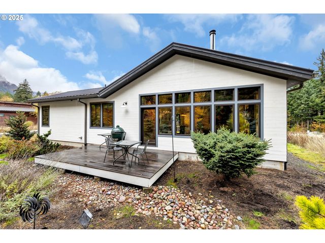 922 Sw SPELLING Pl, Cascade Locks, OR 97014