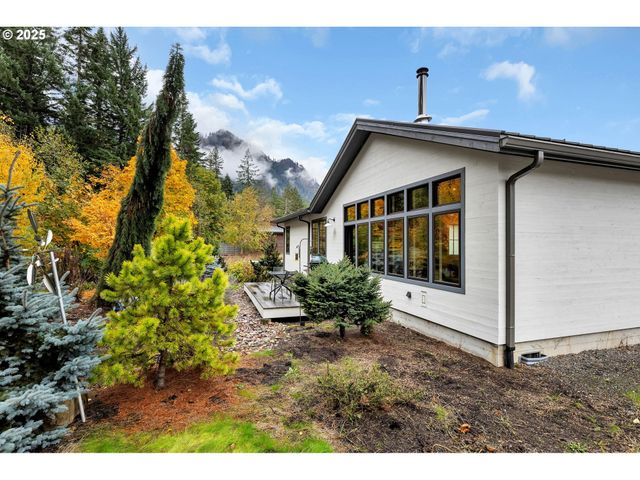 922 Sw SPELLING Pl, Cascade Locks, OR 97014