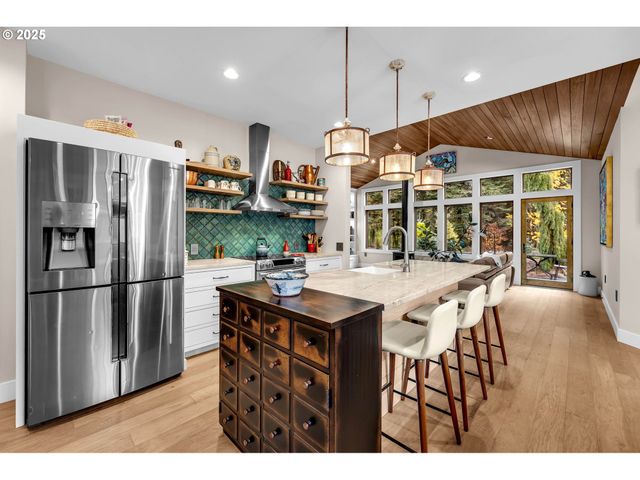 922 Sw SPELLING Pl, Cascade Locks, OR 97014