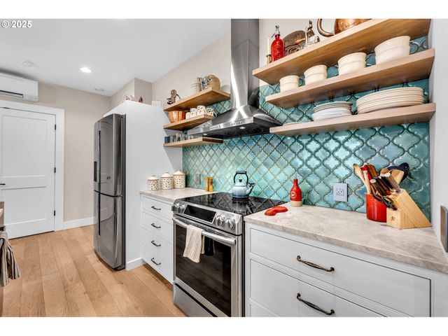 922 Sw SPELLING Pl, Cascade Locks, OR 97014