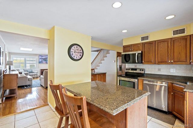 33 Skylark Lane, Levittown, NY 11756