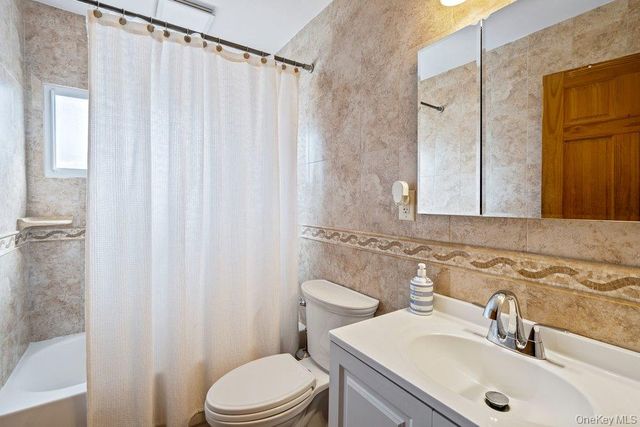 33 Skylark Lane, Levittown, NY 11756